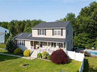 17 Gilcrest Dr, West Warwick, RI 02893