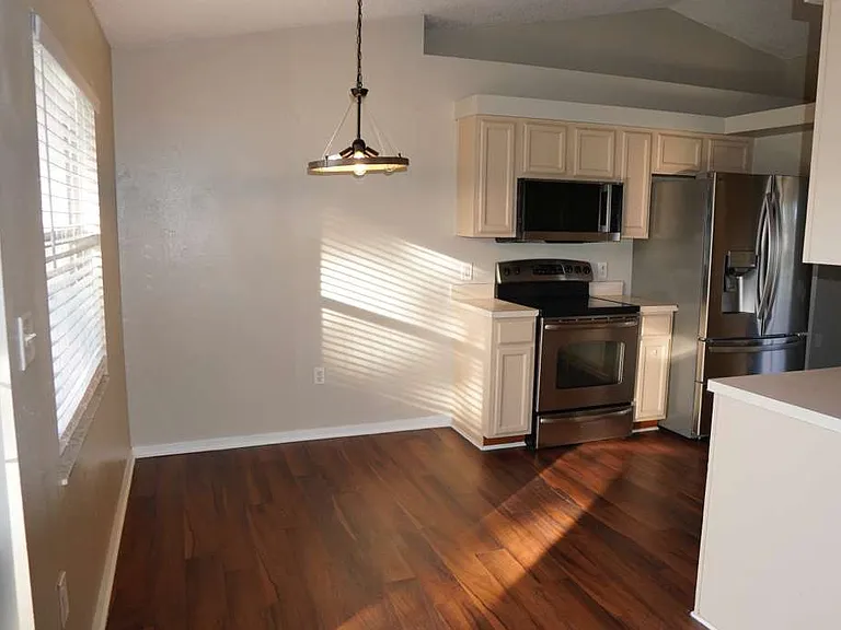 3175 Victoria Dr — Photo 4