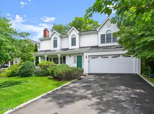 28 Griffith Rd, Riverside, CT 06878