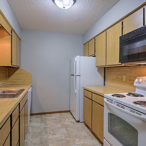 Kitchen with appliances at 108 Blondo.