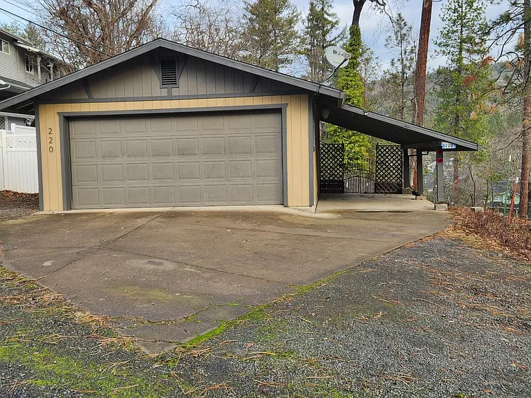 220 Crescent Dr — Photo 9