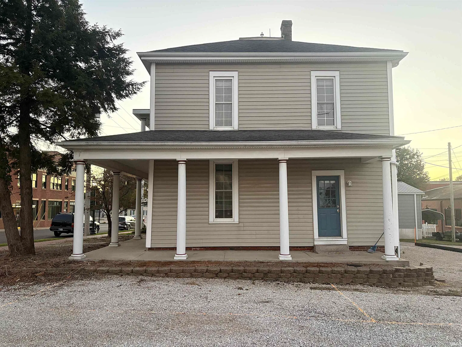 3 bed, 1.0 bath, 2080 sqft, $1,900 — Photo 2
