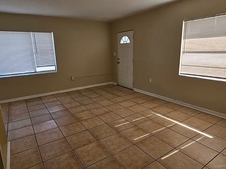 424 S Brevard Ave — Photo 3
