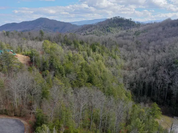 450 Hawken Dr, Walland, TN 37886