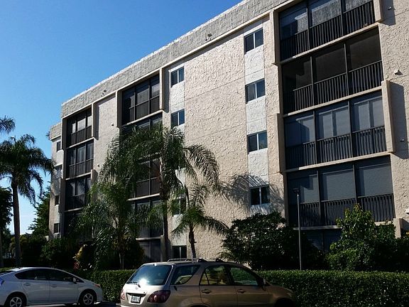 4th image of 555 Park Shore Dr
