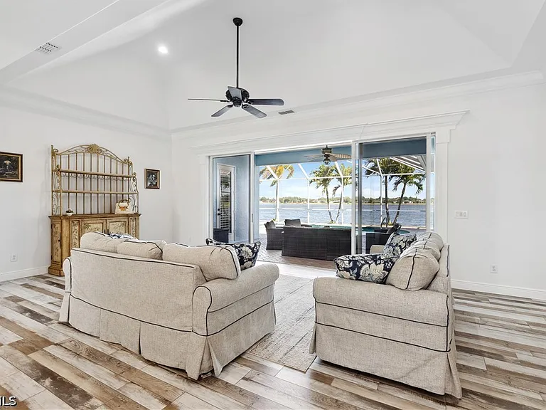 2202 Grove Dr — Photo 4