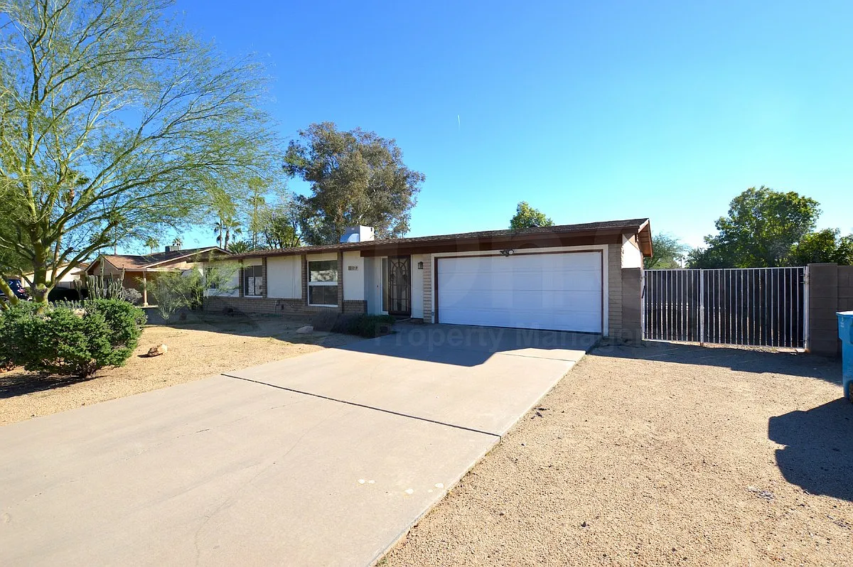 3 bed, 2.0 bath, 1516 sqft, $2,595 — Photo 2
