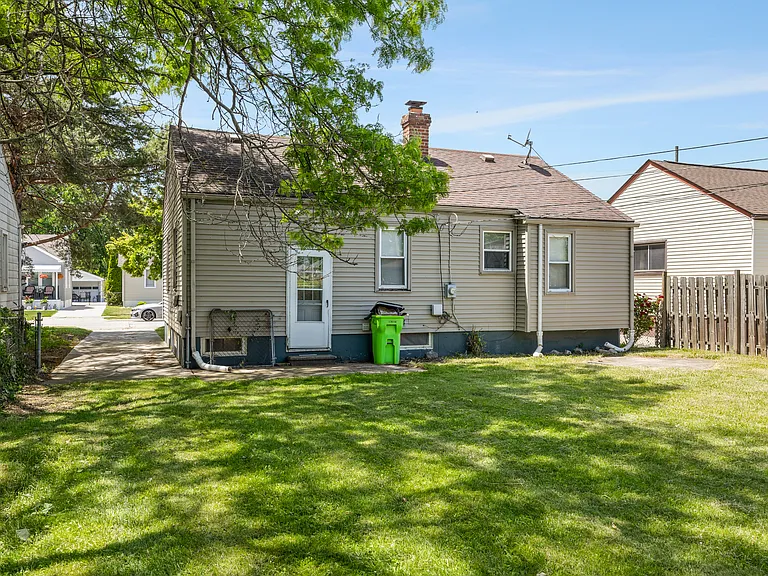 26080 Blumfield St — Photo 26