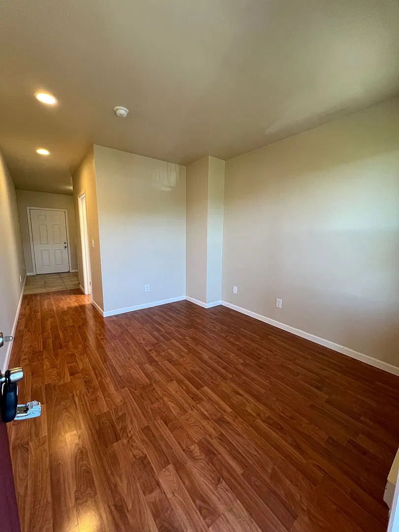 Davis Place Apartments — Photo 3