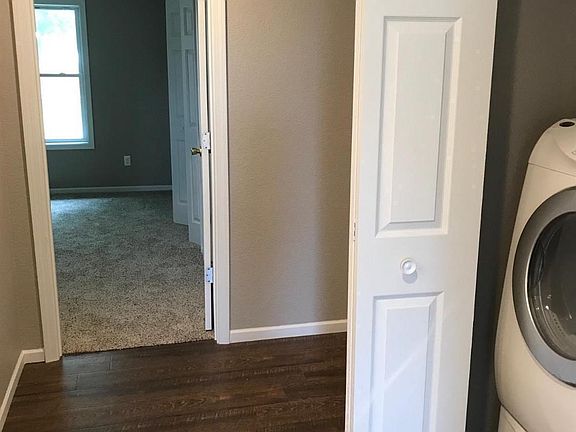 4th image of 517 B Ave W
