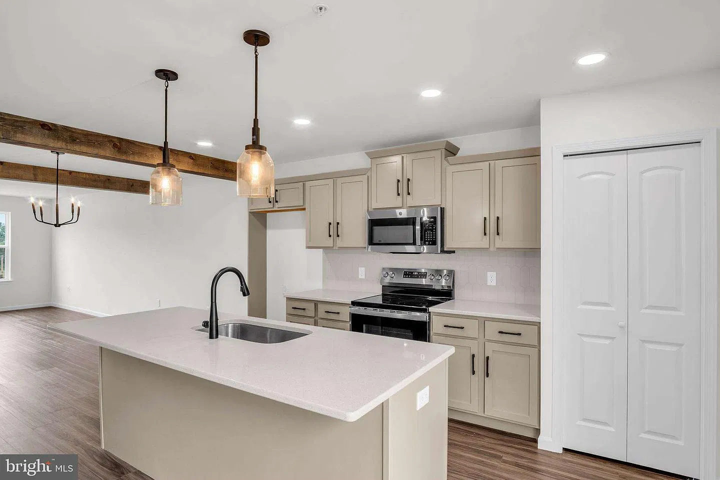 312 Flora Boulevard - 1 — Photo 3