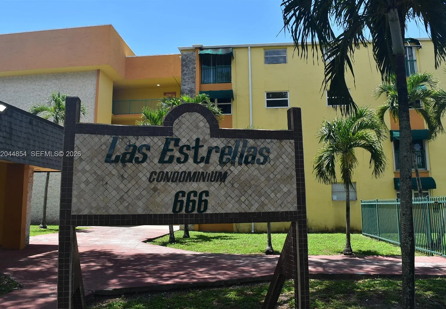 Las Estrellas Condo — Photo 1