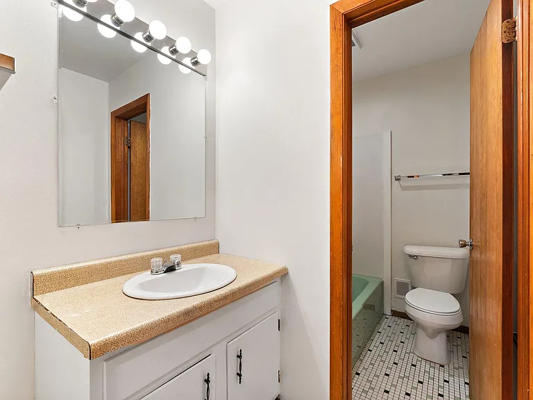 2588 Parkview St #4 — Photo 11