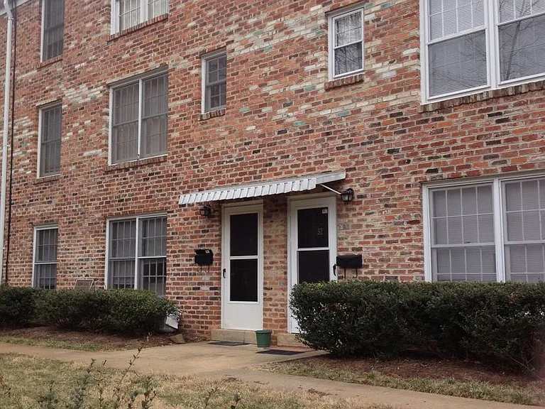 2527 Hydraulic Rd #52 — Photo 2