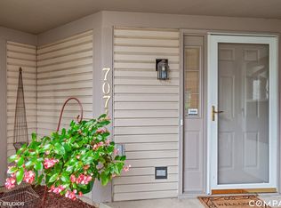 7074 S Stratton Ln, Gurnee, IL 60031