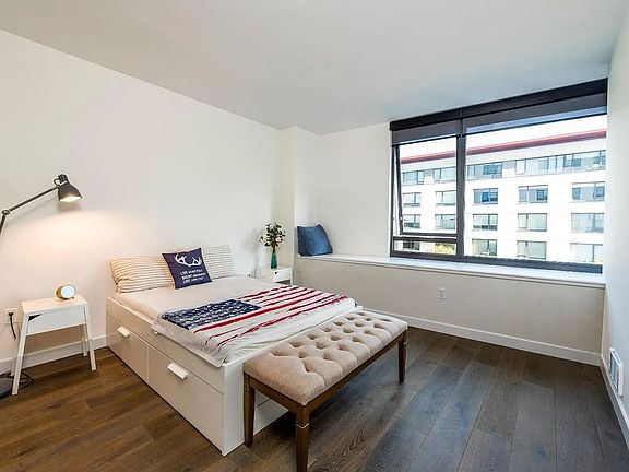 5th image of 250 King St Unit 606