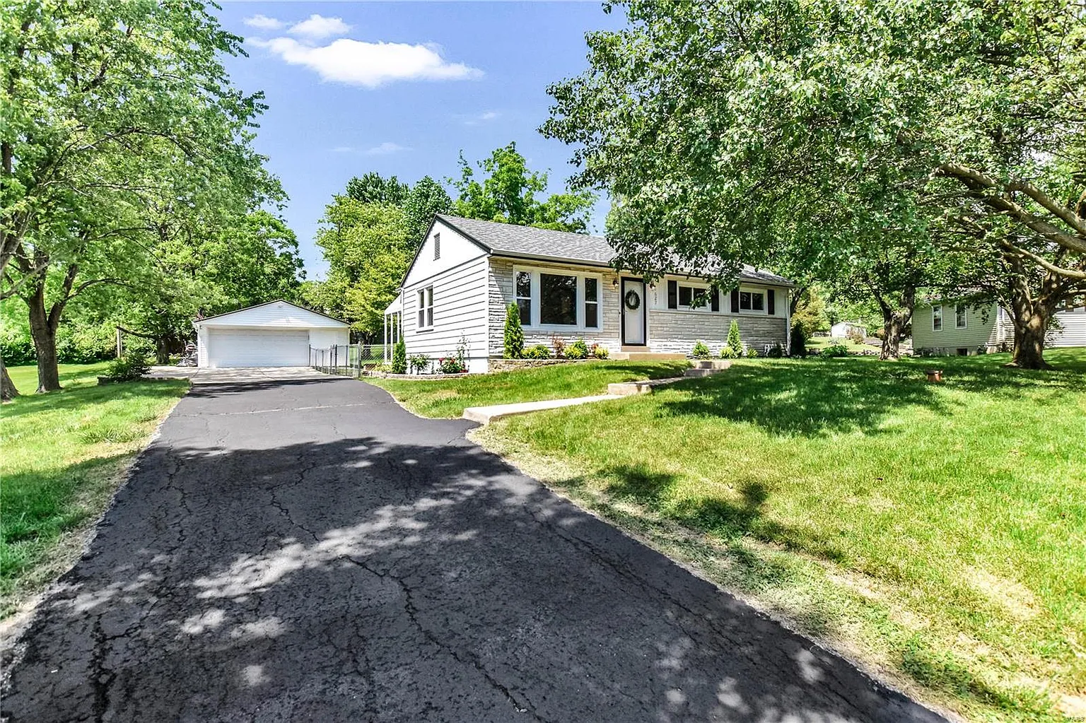 627 Highland Dr photo 1