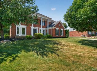 1727 Hillcrest Dr, Rochester Hills, MI 48306