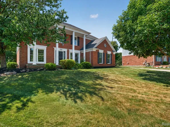 1727 Hillcrest Dr, Rochester Hills, MI 48306