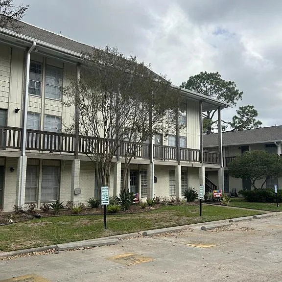 710 W McNeese St — Photo 1