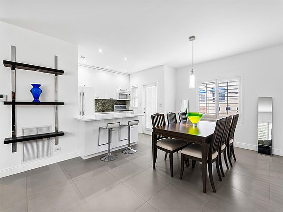 3rd image of 719 NE 16th Avenue #719D