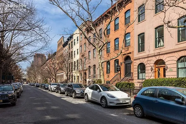 Sold by Sotheby's International Realty | media 26