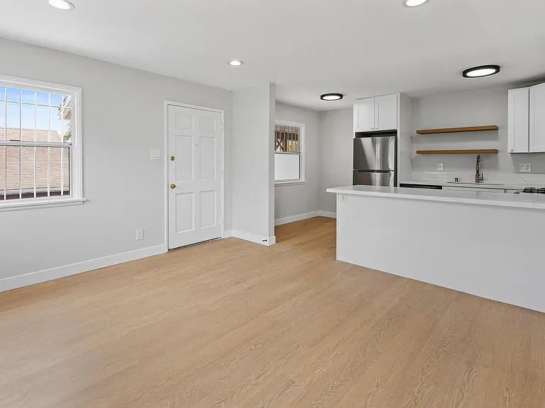 1107 E 3rd St #B — Photo 1