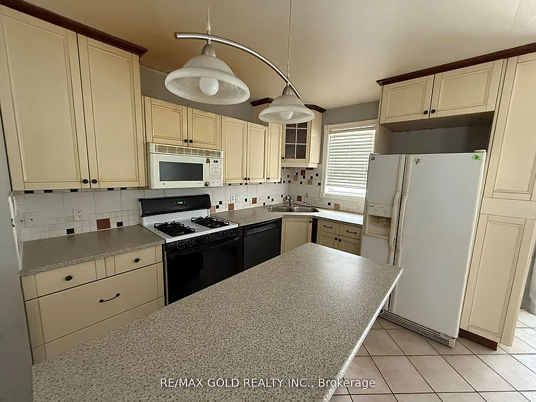 24 Eastwood Dr #MAIN — Photo 4