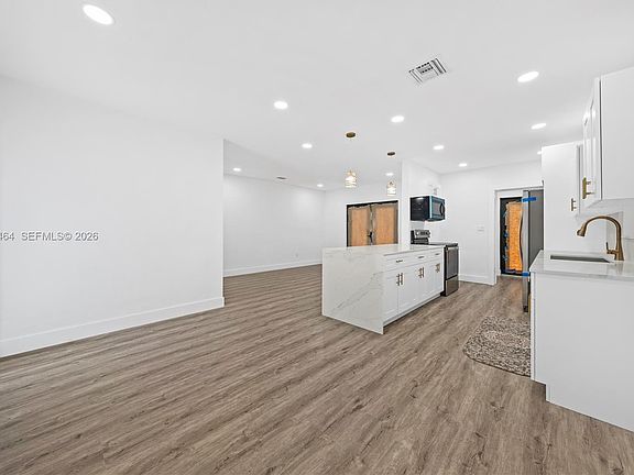 3rd image of 1014 W 66th St
