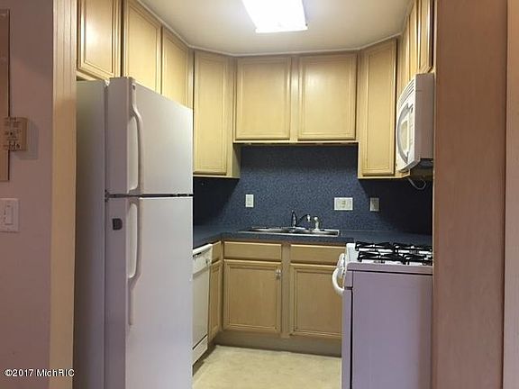 3rd image of 653 Ferndale Ave NW