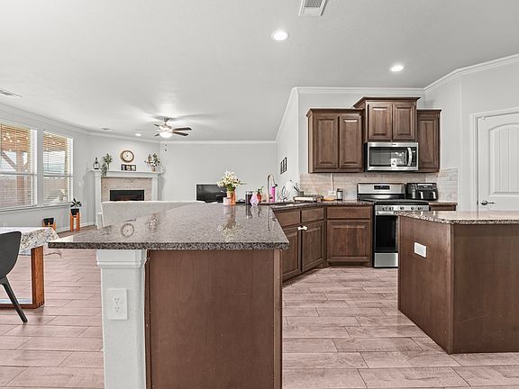 5th image of 602 Dupont Ct