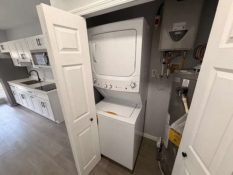 2222 Hamlin Trl — Photo 6