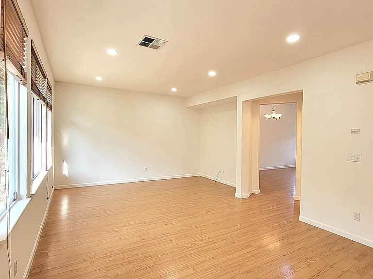 925 Gates St — Photo 14