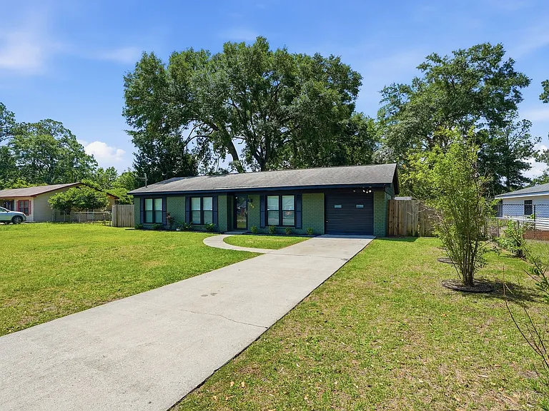 703 Pineview Ct — Photo 3
