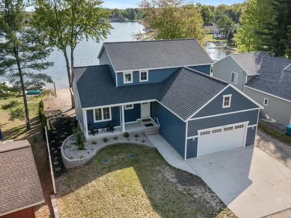 8106 Shenandoah Ln, Howard City, MI 49329