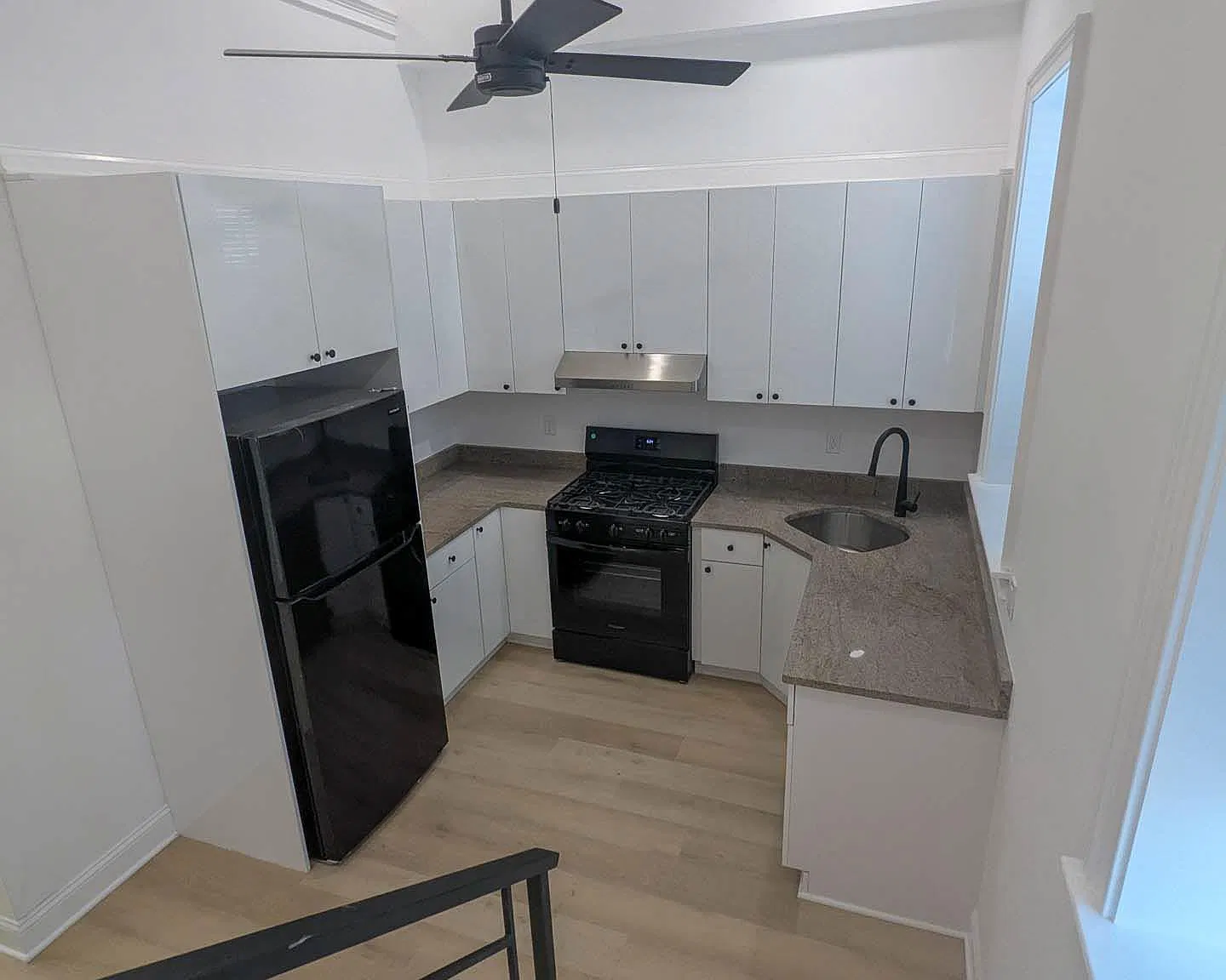 2 bed, 1.5 bath, 1850 sqft, $3,200 — Photo 2
