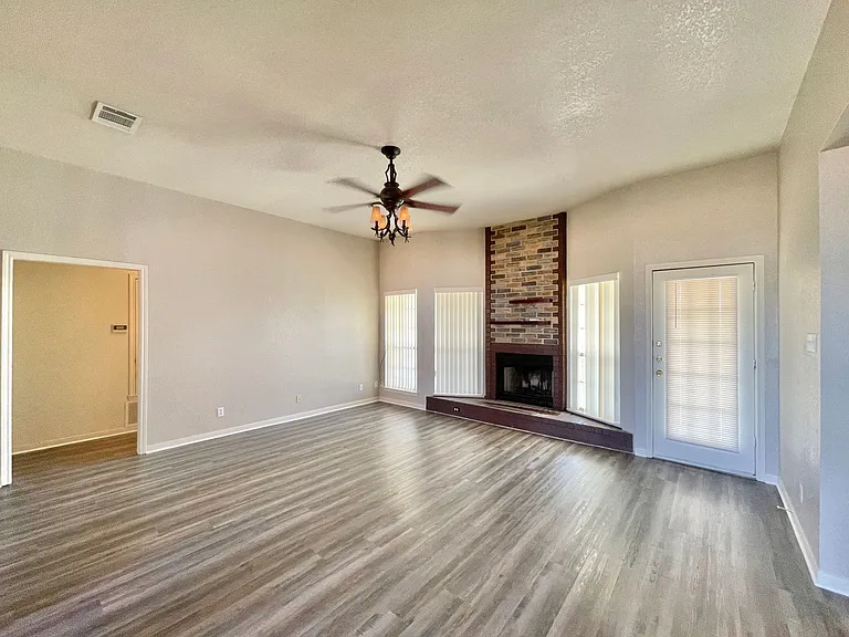 2404 Southport Dr — Photo 4