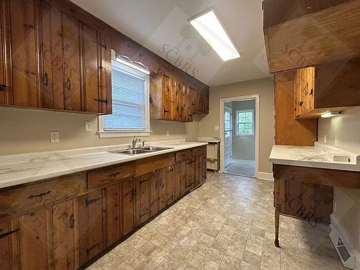 3 bed, 1.0 bath, 1026 sqft, $1,499 — Photo 2