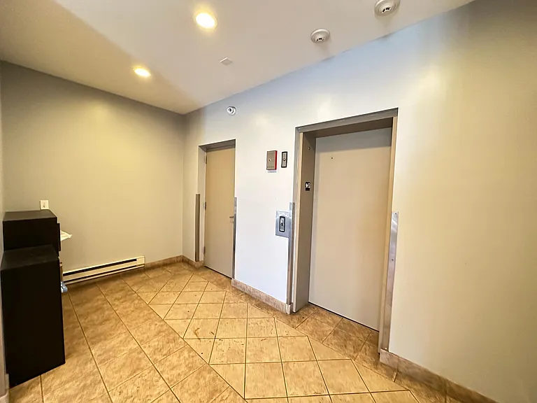 837 S Western Ave — Photo 15