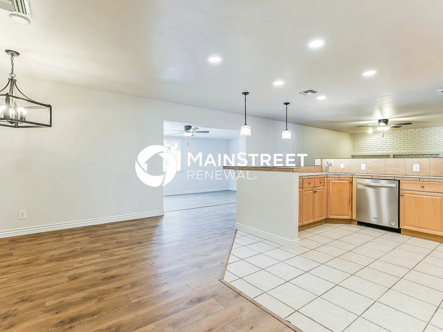 1335 E Ellis Cir — Photo 3