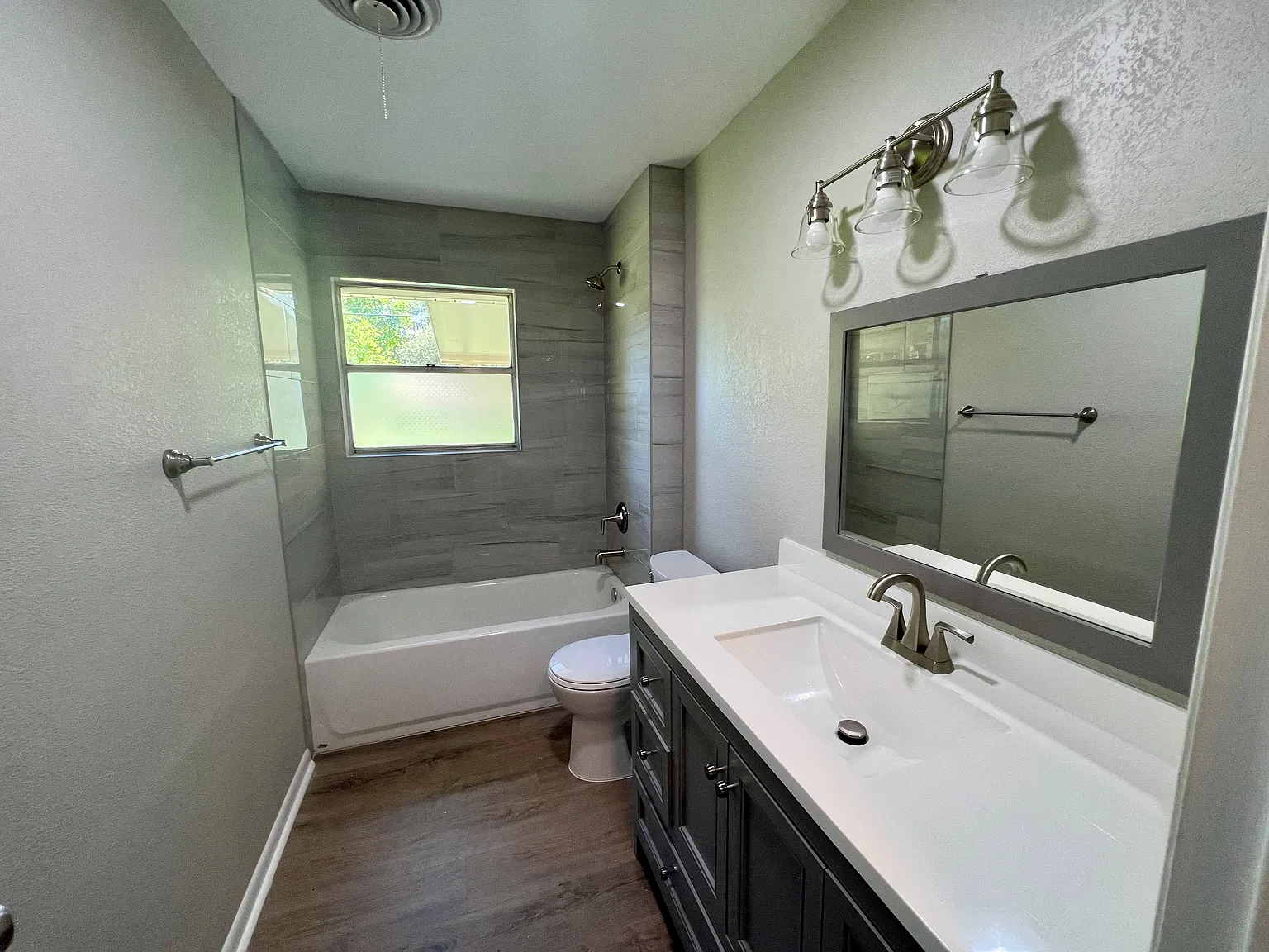 3 bed, 1377 sqft, $1,799 — Photo 2