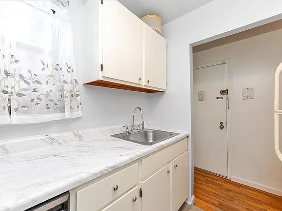 5th image of 478 Bainbridge St APT 3A