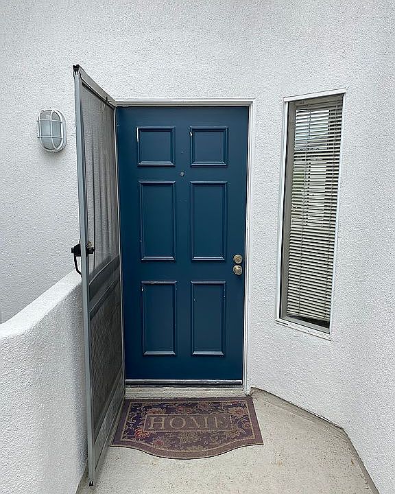 Front with screen door