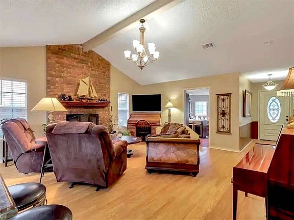 4th image of 530 Augusta Dr