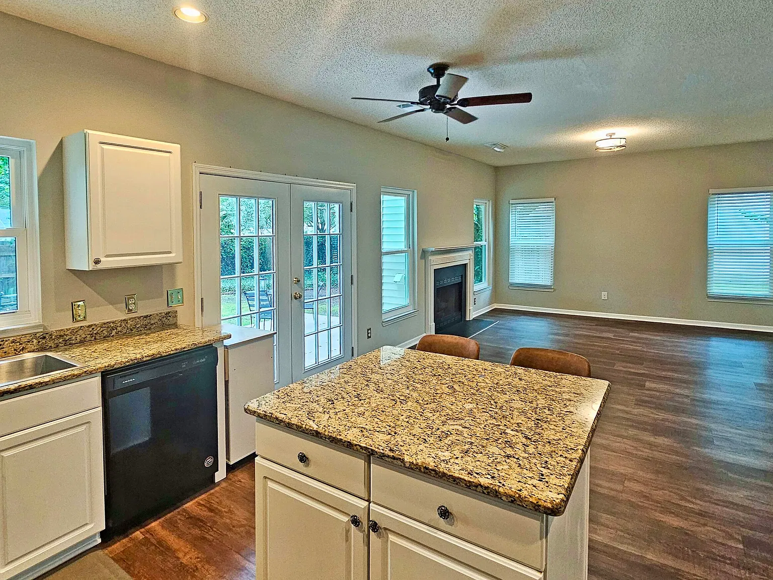 4 bed, 2.5 bath, 2037 sqft, $3,000 — Photo 4
