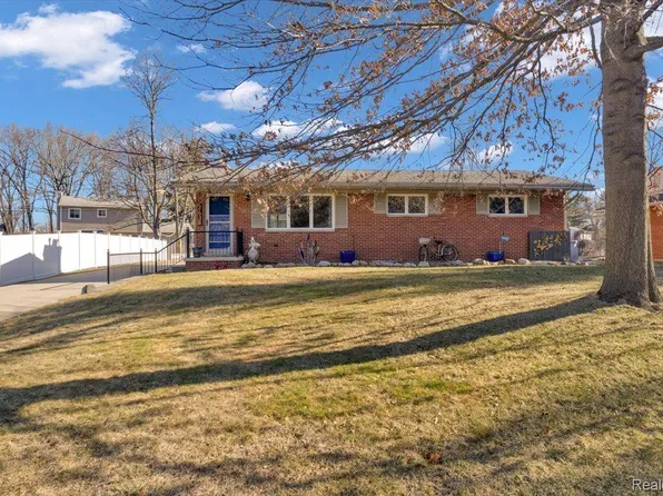 2638 Edgevale Dr, Waterford, MI 48329