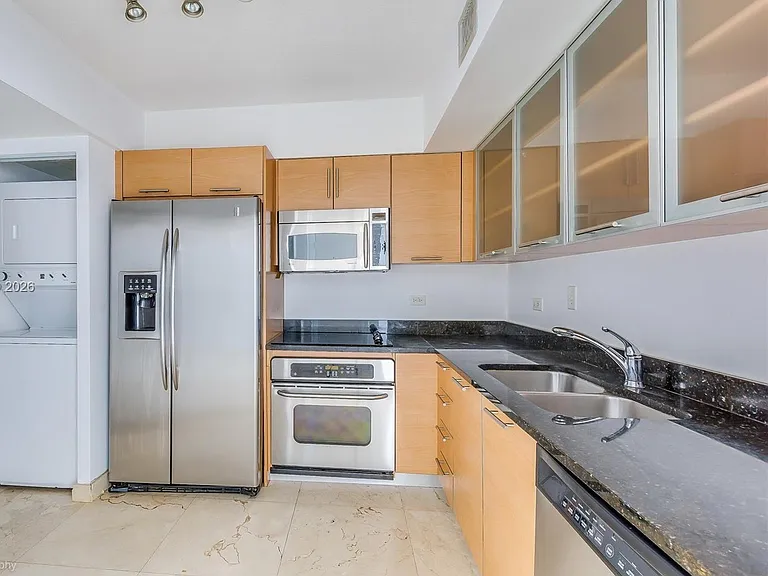 31 SE 5th St #1810 — Photo 4