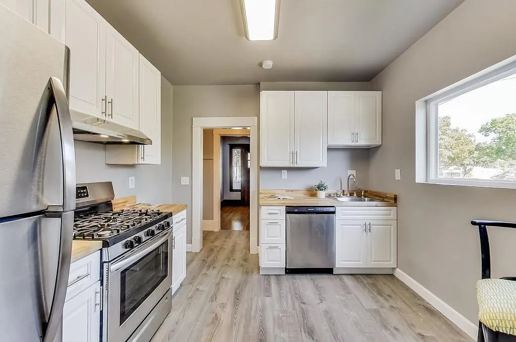 6 bed, 3427 sqft, $3,200 — Photo 2