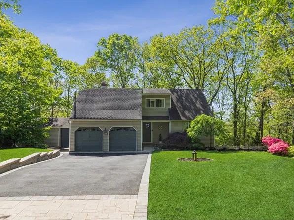 38 Springs Dr, Melville, NY 11747