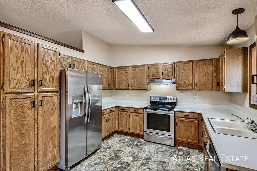 Available Now! || Gorgeous 3 Bed 3 Bath Home With Fenced Yard! Free 55" Tv If Moved In By 8/31! — Photo 4
